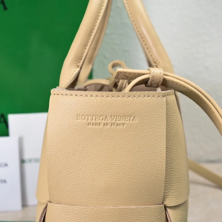 Batch 1460 🔥🔥🔥BV mini tote bag🟡🟡🟡Arco tote finally has a mini version this season. I love this size💯I have always been fond of tote bags because it has no complicated design, is simple and neat, and is easy to match with daily clothes🍒🍒Key point key point! It comes with a detachable shoulder strap, suitable for commuting and casual wear for any occasion👏👏Model number: 9894#, size: 25x16x8cm